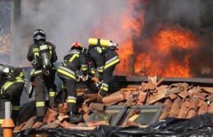 Nervi, tetto casa via dei Floricoltori in fiamme: nessun ferito né intossicato