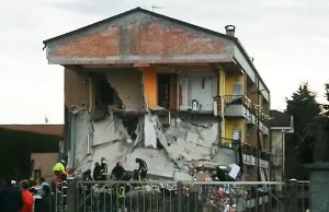 Crolla palazzina nel milanese | Aggiornamento