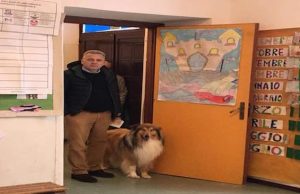 La Spezia, sindaco Pierluigi Peracchini ha votato: accompagnato da Lassie