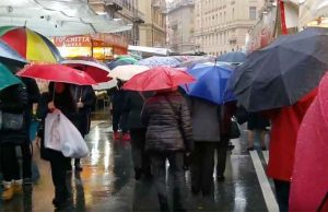 Allerta Gialla per temporali da Portofino al confine con la Toscana Veglione di Capodanno bagnato: c'è da portarsi dietro o paegoa