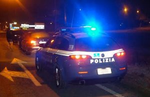 Durante controllo, nordafricani aggrediscono poliziotti: due arresti Fermati ad un posto di blocco con la cocaina in auto: arrestati