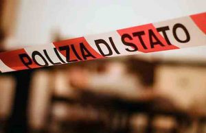 Uccide a colpi di pistola l’ex al karaoke: è caccia all’uomo