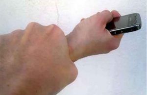 Scippa cellulare a una donna, 30enne bloccato dalla polizia locale Italiano scippa telefono a turista spagnola: preso