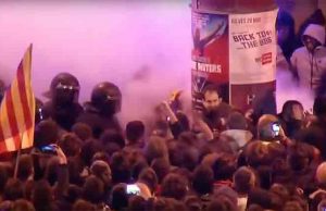 Arresto Puigdemont, esplode la protesta a Barcellona | Diretta