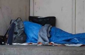 Senzatetto muore per il freddo vicino al Galliera, sconosciuta l’identità Emergenza freddo, Sant’Egidio organizza una raccolta di coperte per chi vive in strada