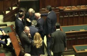 Sgarbi (FI): ho votato Fico, ma al femminile. Cacciato da aula Montecitorio