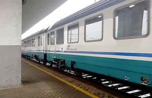 Trovati senza biglietto su Intercity: Siamo cittadini del mondo, viaggiamo gratis