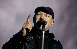 Vasco Rossi criticato da popolo del web si sfoga su Fb: siete social-mentecatti