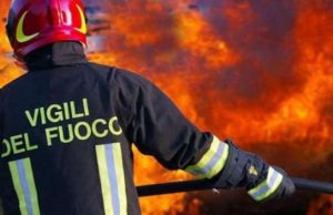 Via Nizza, fiamme nella notte: venti scooter bruciati. Annerita facciata palazzo