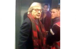 Lite furibonda tra Sgarbi e le Iene a Milano | Video