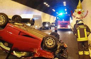 Auto si ribalta sulla A12: ragazza al volante ‘quasi incolume’