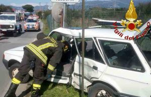 Camion contro auto: intervengono VVF per estrarre ferito