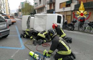 Incidente alla Spezia, furgoncino si ribalta: VVF sul posto