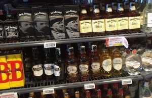 Ruba 1000 euro di whiskey e scaglia carrello contro direttore: romeno arrestato