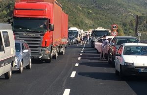 Disastro autostrade, galleria Fornaci di nuovo chiusa: 14 chilometri di coda in A10