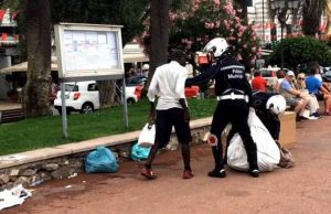 Abusivi, cantuné accerchiati da stranieri: uno bloccato con spray peperoncino