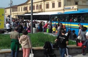 Caos deragliamento treno TO-SV: mancano bus sostituivi, polemiche in corso