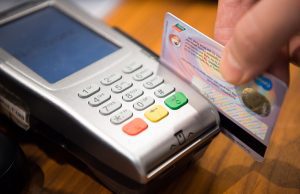 Il 60% degli italiani preferirebbe il denaro elettronico al contante Da giovedì arrivano le multe per chi non accetta il Pos