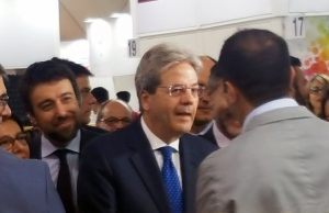 Gentiloni arriva a Vinitaly 2018 ed omaggia i padroni di casa