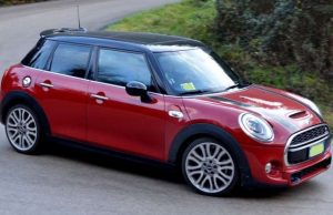 Soldi facili, nordafricano spacciava droga in Mini Cooper: arrestato