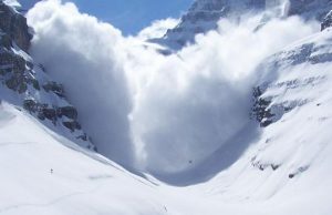 Slavina a Pila, travolti almeno 5 sciatori: due estratti vivi e due morti