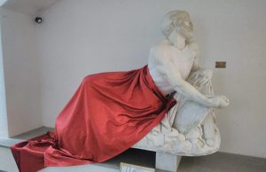 Drappo copre statua Epaminonda a convegno Islam, polemiche