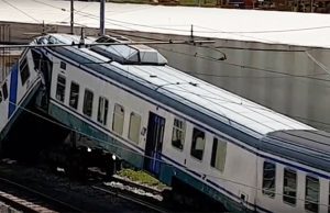 La Spezia, treno vuoto e in manovra esce dai binari: macchinista illeso