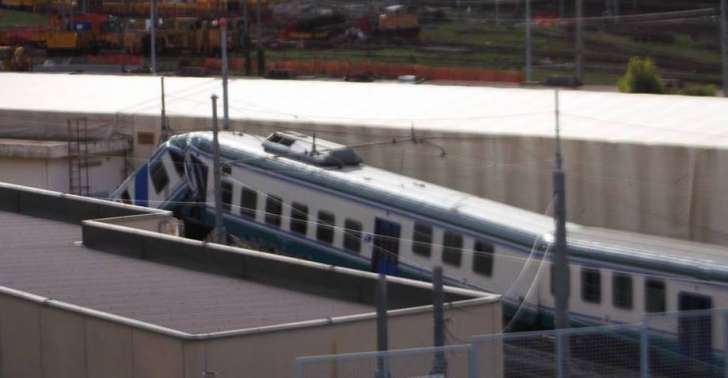 Deraglia treno a Brignole, ferito il conducente