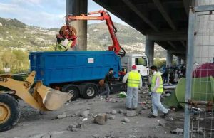 Ventimiglia come giungla di Calais, No Borders contro le ruspe: sperpero soldi pubblici