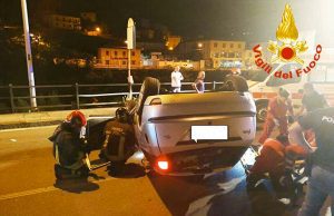 Auto si cappotta sull’Aurelia a San Lorenzo al Mare