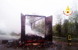 Sulla A12 a fuoco Tir con carico di caffè