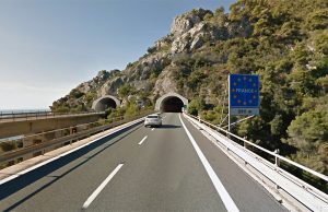 Migrante percorre a piedi tratto A10, bloccata in direzione Francia