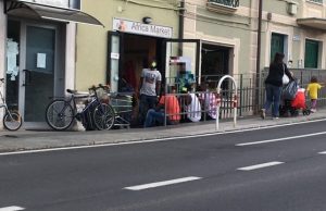Savona come Ventimiglia, gruppi migranti all’assalto di auto con donne | Video Savona come Ventimiglia, gruppi migranti all'assalto di auto con donne