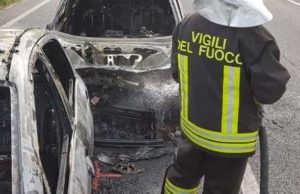 Sampierdarena, auto brucia in via Spataro: indagini su rogo doloso