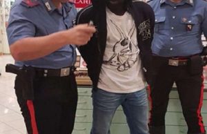 Entra ed esce da centro accoglienza per vendere droga: arrestato 30enne del Gambia Vicoli di Prè, minore straniero spaccia eroina e crack: denunciato