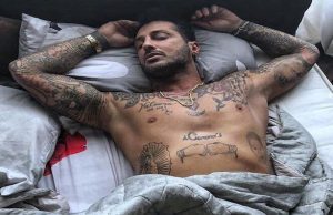 Verissimo, applausi e inchino delle donne per Fabrizio Corona. Sui social insulti sessisti alle fan