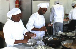 Varese Ligure, migranti ottengono qualifica di aiuto cuoco