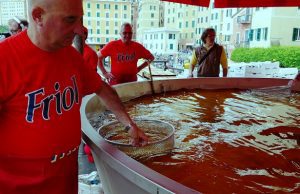 Camogli: frittura di pesci, falò, fuochi per San Fortunato
