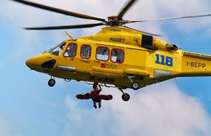 Ceparana, bimbo cade dalla finestra del terzo piano di una casa