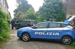 Dormitorio abusivo, presi 3 marocchini con droga: confiscati Audi e camper a 2 nomadi