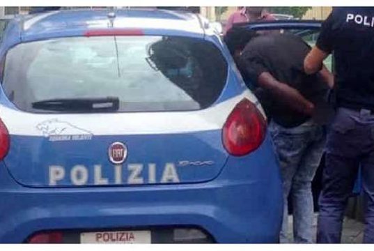 Sampierdarena, 20enne egiziano spaccia cocaina: arrestato in un locale