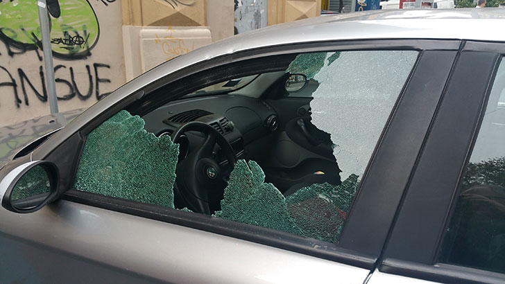Topo d’auto preso dopo che rompe finestrino auto