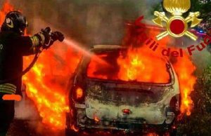 Arma di Taggia, cinque auto date alle fiamme: 4 completamente distrutte In via Borzoli va a fuoco auto, danneggiate vetture vicine