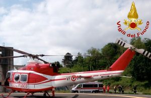 Volo di 7 metri da una scala, 78enne grave in elicottero al San Martino