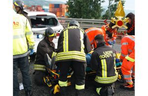 Incidente su raccordo Spezia, VVF intervengono per aprire auto