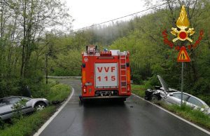 Valgraveglia, tre auto si scontrano e finiscono in un fossato