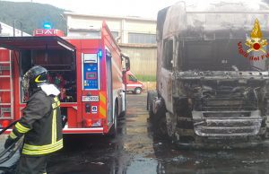 Camion va a fuoco ad Altare, incendio spento dai VVF