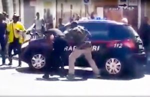 Pisa, africano picchia carabiniere durante un sequestro | Video choc