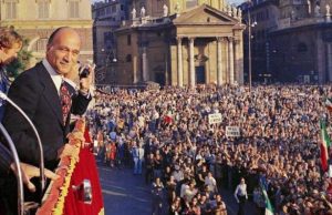 La difesa della razza, M5S-FdI votano sì: Roma avrà una via Giorgio Almirante