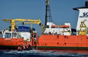 Vittoria per l’Italia, ma Pd vuol riaprire i porti a immigrazione illegale: presidio a Genova